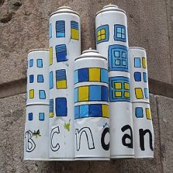 Spraydosen als Kunstwerk in Barcelona
