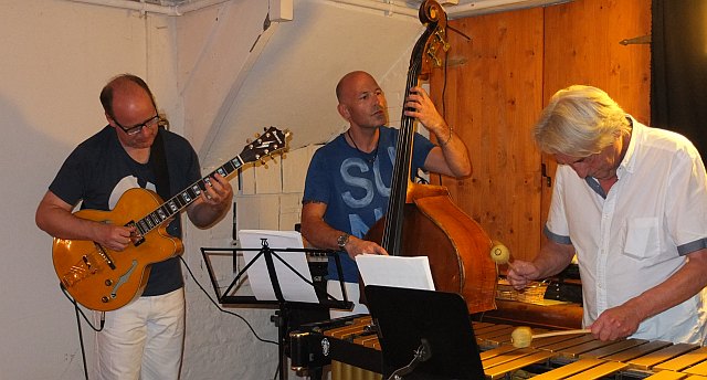 Martin Wiedmann, Markus Bodenseh und Roland Weber jazzen bei Loretta
