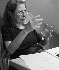 Lebhafte Diskussion mit Carmen Kotarski im Schriftstellerhaus