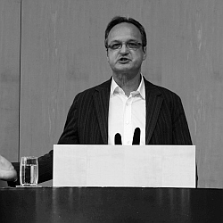 Frank Ackermann hält die Festrede. Foto: © Hermann Zoller