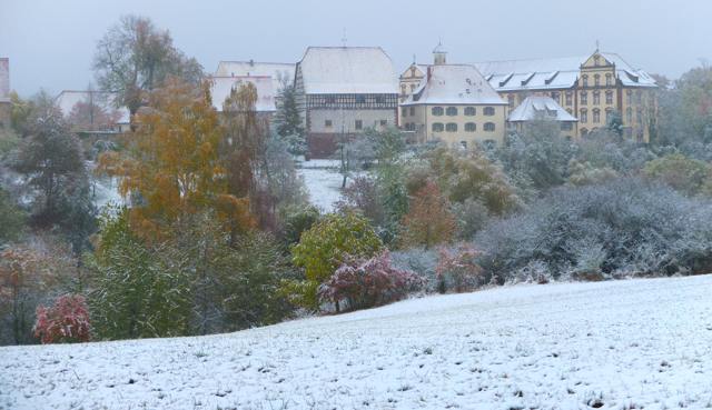 Der Winter hat das Kloster mit einer weißen Schicht überzogen