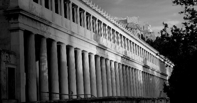 Hintergrund die Akropolis