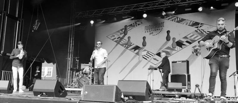 Die bretonische Band Ivarh auf der Bühne am Marktplatz in Rudolstadt