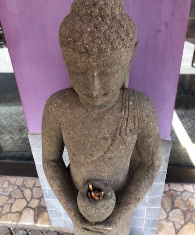 Buddha mit Bettelschale