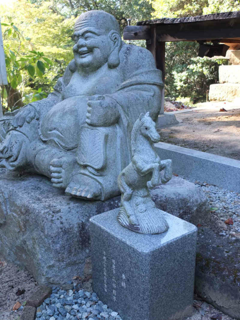 Tempel 81 Shiromine-ji: Steinplastiken (JR10)