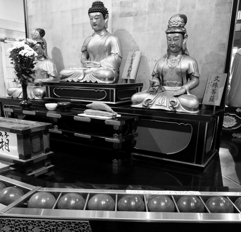 Manpai-do Hall mit riesiger Gebetskette (mala) um die Buddha und Bodhisattva-Figuren