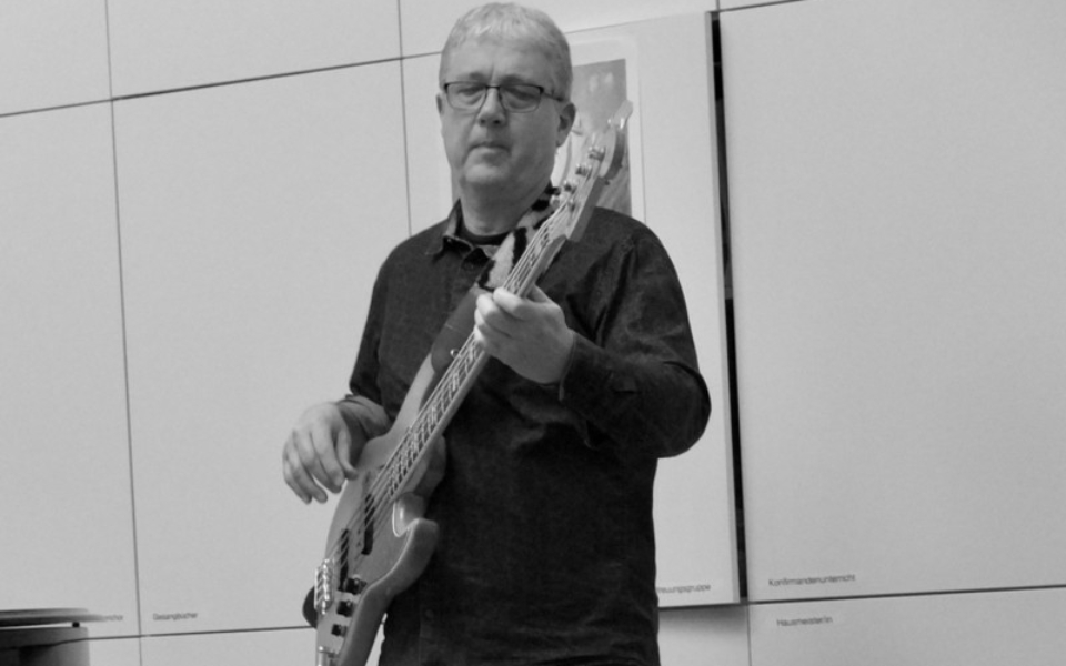Andy Schweigel von Euroblue zupft den Bass